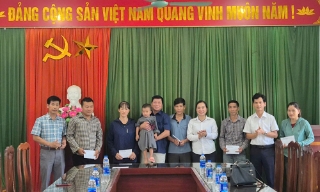 Báo Bắc Giang và nhà hảo tâm tặng quà hộ khó khăn tại Lục Ngạn, Lạng Giang